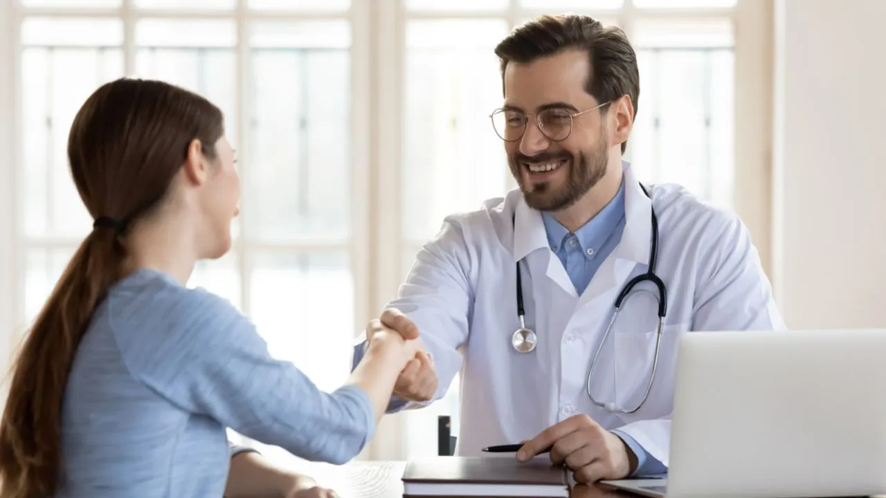Consulta com clínico geral pelo Porto Seguro Saúde, representando atendimento rápido e acessível