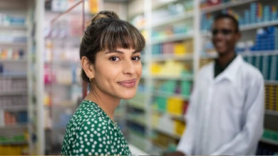 Pessoa em farmácia aproveitando descontos em medicamentos pelo Porto Seguro Saúde