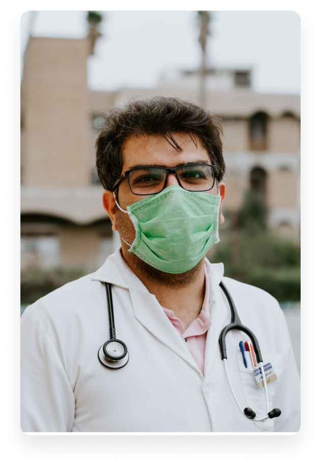 Médico representando a atuação da rede credenciada da Porto Seguro Saúde no Ceará, com foco em atendimento hospitalar e coordenação do cuidado